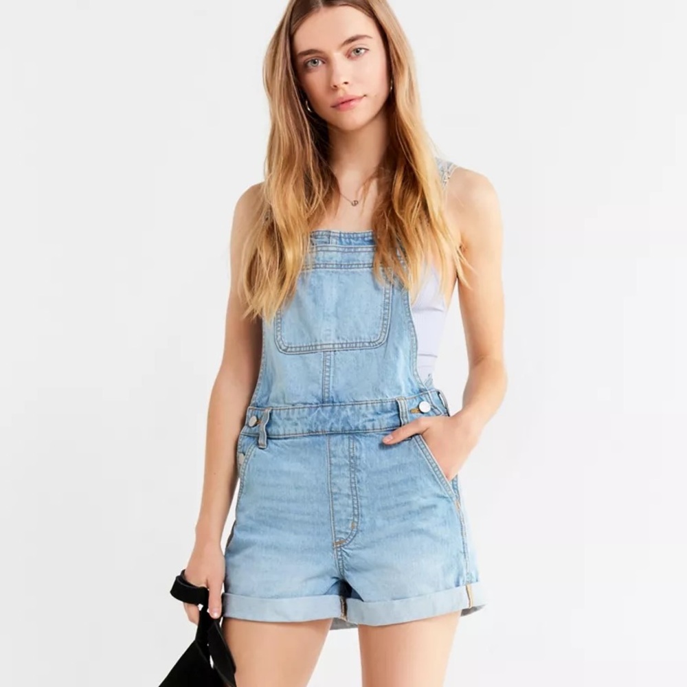 Urban Outfitters BDG Linda Light Wash Blue Denim Women’s Shorts Overalls, Sz 26
